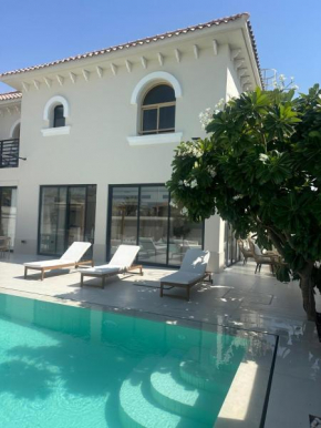 Luxurious Villa 5BHK with Pool BBQ and Full Time Housemaid Assistance - live in